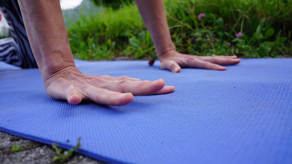 -	Nur die Daumen und Zeigefinger am Boden zueinander ziehen und die restlichen Finger hochheben.