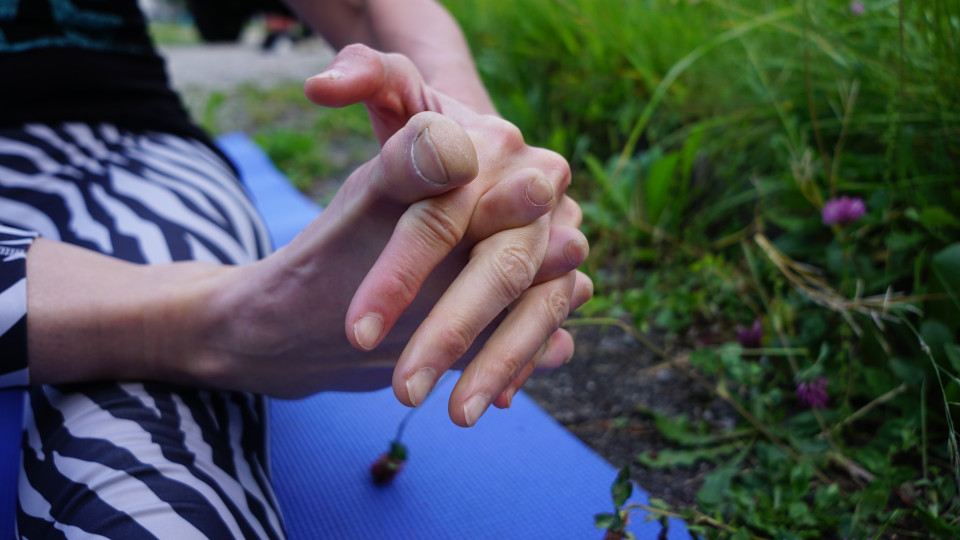 -	Versuchen die Finger herauszuziehen und mit den Zehen dagegen halten.