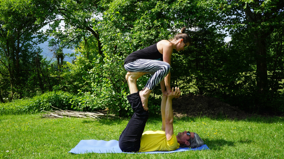 -	Vom Thorn in die Front Plank: Base und Flieger greifen die Hände und die Base steigt zu den Hüftknochen des Fliegers in die Front Plank. 